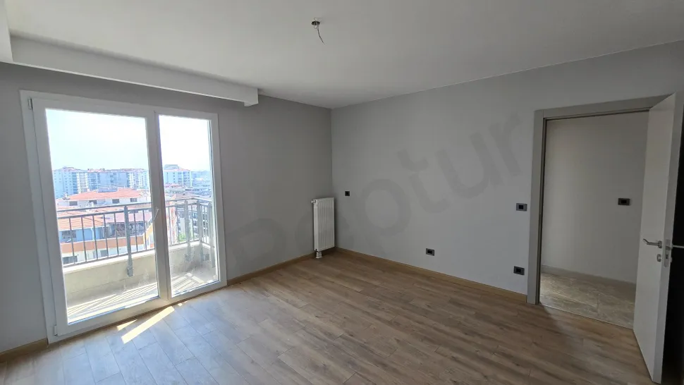 Modern tasarımlı, geniş ve ferah bir yatak odası görünümü.