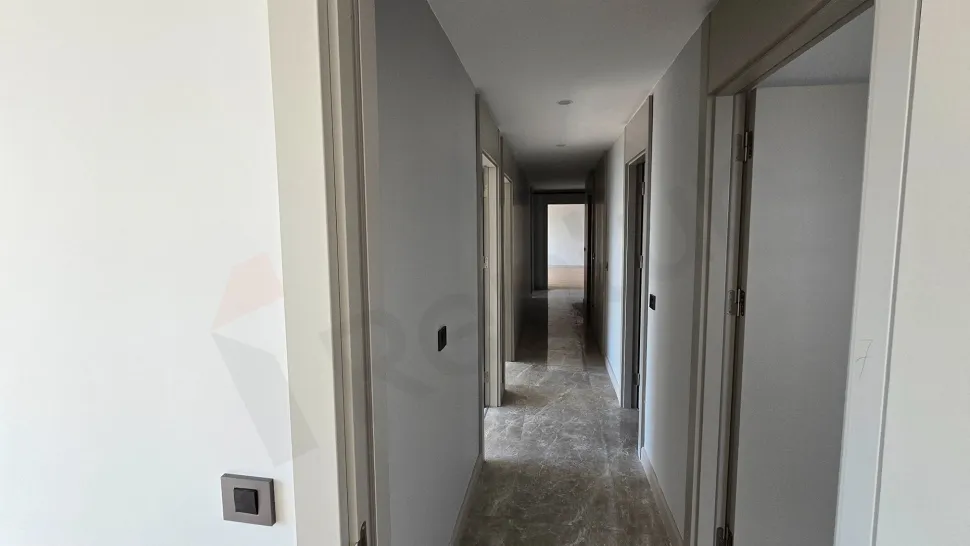 Modern tasarımlı daire içi merdiven görünümü