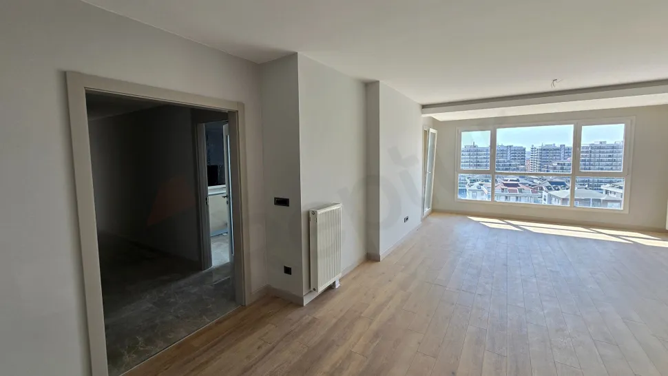 Modern tasarımlı, geniş ve gün ışığı alan aydınlık bir oturma odası iç mekanı.