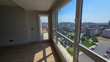 İstanbul Beylikdüzü'nde bir binadan görünen panoramik şehir manzarası.