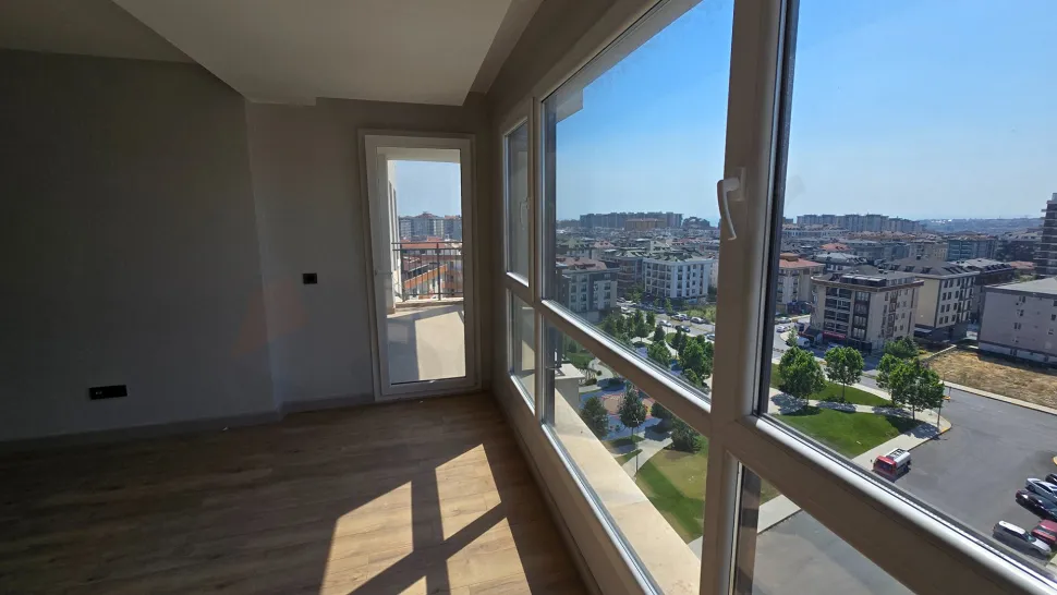 İstanbul Beylikdüzü'nde bir binadan görünen panoramik şehir manzarası.