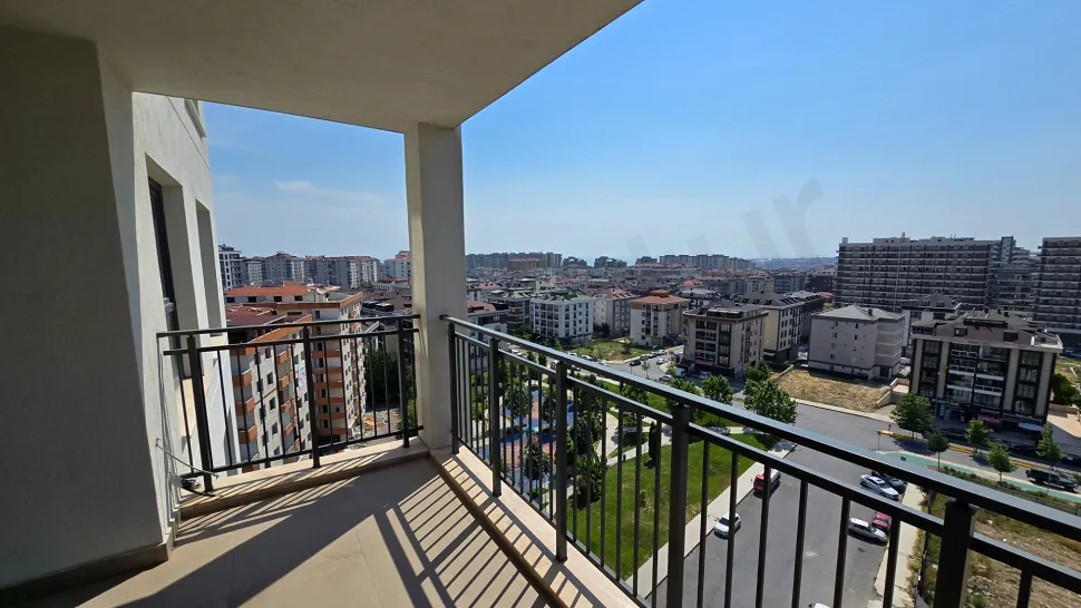 İstanbul Beylikdüzü'nde yer alan modern bir dairenin şehir manzaralı geniş balkonu.