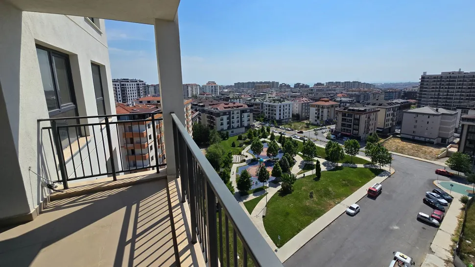 İstanbul Beylikdüzü'nde modern bir binanın şehir manzarasına sahip geniş balkonu.