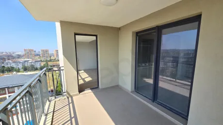 İstanbul Beylikdüzü'nde yer alan modern ve geniş bir daire balkonunun görünümü.