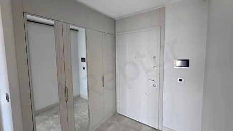 Yeni ve modern bir dairenin şık giriş holü ve çelik kapı alanı.