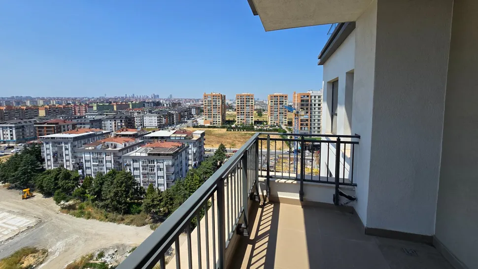 Geniş ve ferah bir modern daire balkonu görünümü.