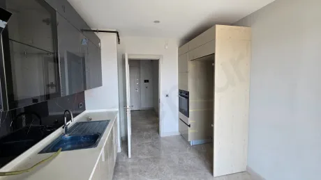 İstanbul Beylikdüzü'nde yer alan 3+1 dairenin modern ve geniş mutfak bölümü.