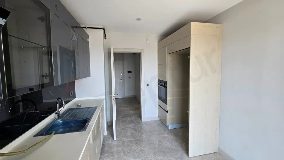 İstanbul Beylikdüzü'nde yer alan 3+1 dairenin modern ve geniş mutfak bölümü.
