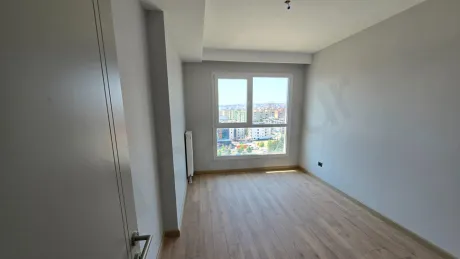 Modern bir binada yer alan geniş ve ferah tasarıma sahip yatak odası görseli.