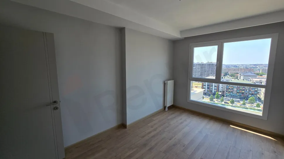 Modern tasarımlı, geniş ve ferah bir yatak odası görünümü.