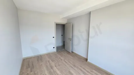 İstanbul Beylikdüzü'nde yer alan satılık 3+1 dairenin geniş, modern ve aydınlık yatak odası alanı.