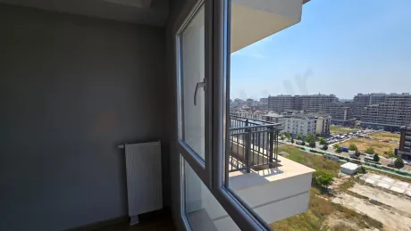 Beylikdüzü'nde modern yapıların ve ufuk çizgisinin birleştiği panoramik şehir manzarası.