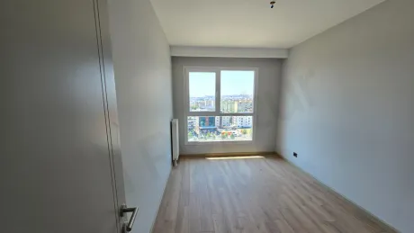 Beylikdüzü'nde yer alan yeni bir dairenin geniş, aydınlık ve modern tasarımlı yatak odası görseli.