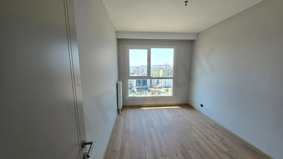 Beylikdüzü'nde yer alan yeni bir dairenin geniş, aydınlık ve modern tasarımlı yatak odası görseli.