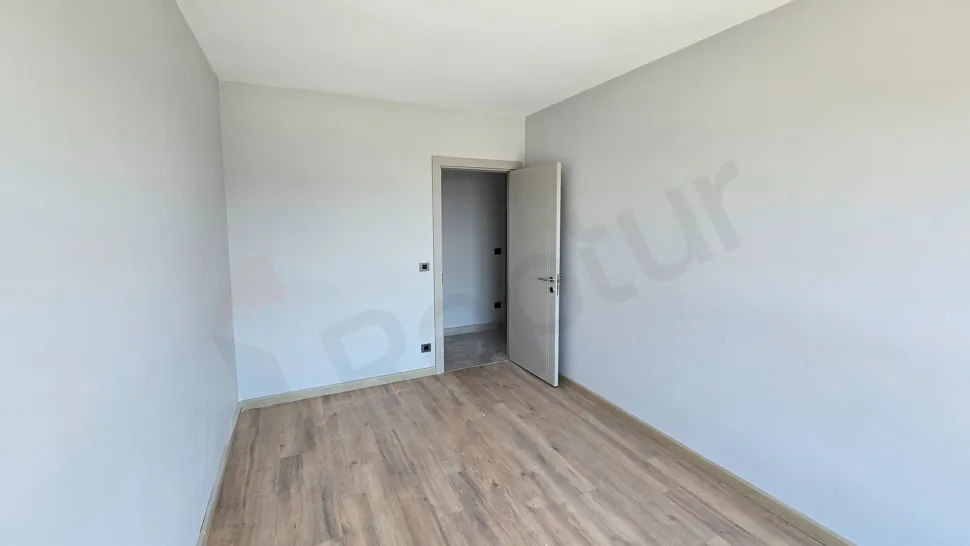 Modern tasarımlı, geniş ve aydınlık bir yatak odası iç mekanı.