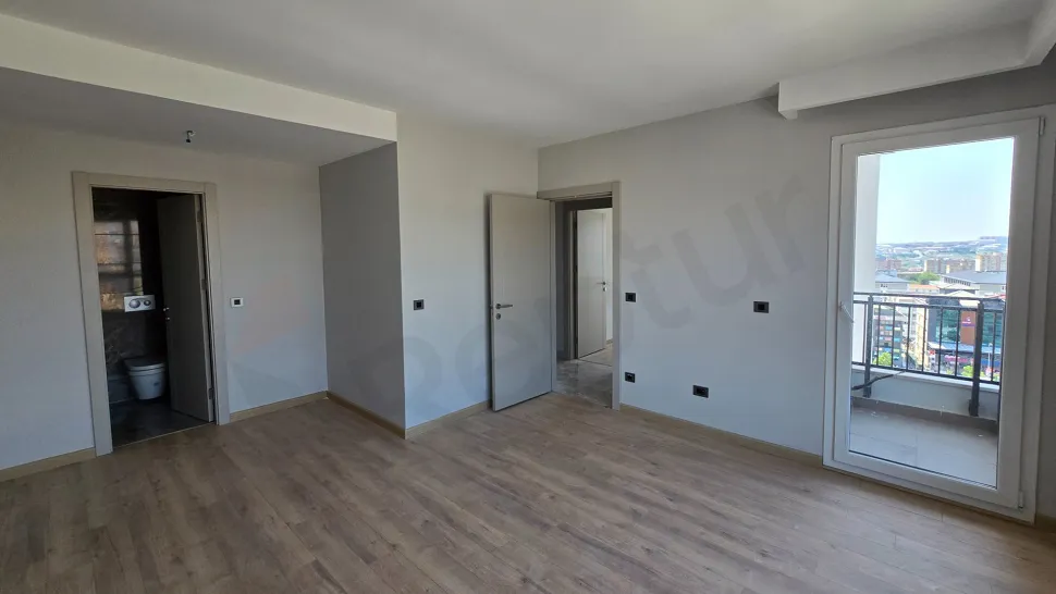 Beylikdüzü'nde satılık 3+1 dairenin geniş ve modern tasarımlı yatak odası görseli.