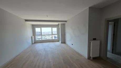 Beylikdüzü'nde satılık modern dairenin geniş ve aydınlık oturma odası alanı.