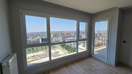 İstanbul Beylikdüzü'nde lüks bir sitenin 3+1 dairesine ait geniş ve gün ışığı alan modern oturma odası.
