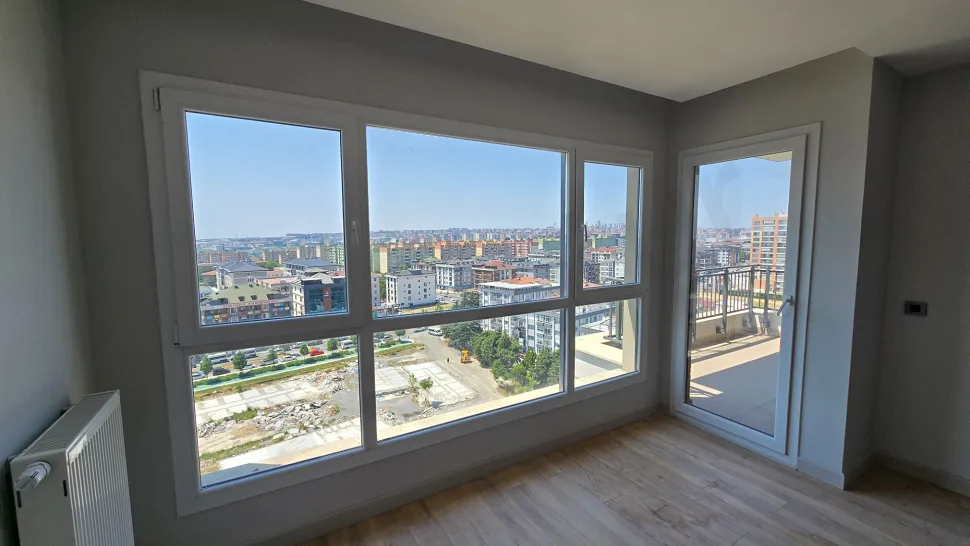 İstanbul Beylikdüzü'nde lüks bir sitenin 3+1 dairesine ait geniş ve gün ışığı alan modern oturma odası.
