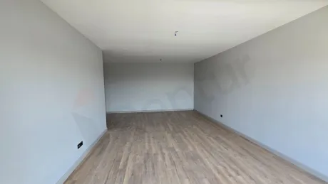 Beylikdüzü'nde modern bir binada geniş, aydınlık ve şehir manzaralı boş bir oturma odası alanı.