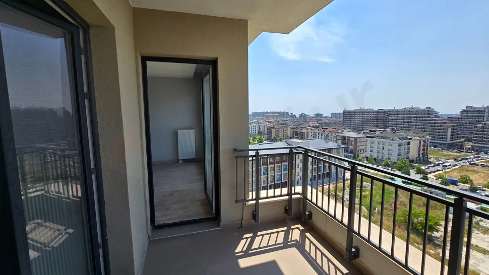 İstanbul Beylikdüzü'nde modern bir dairenin geniş ve ferah balkon alanı.