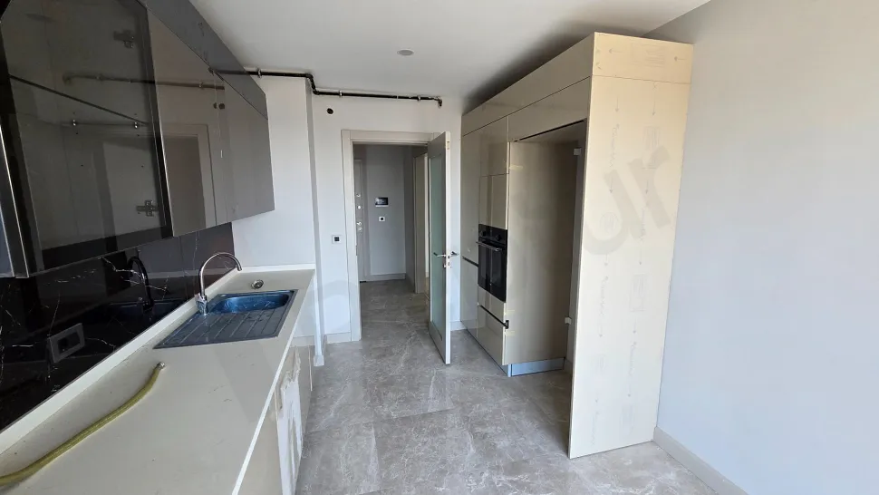 İstanbul Beylikdüzü satılık 4+1 dubleks dairenin modern ve geniş mutfak tasarımı.
