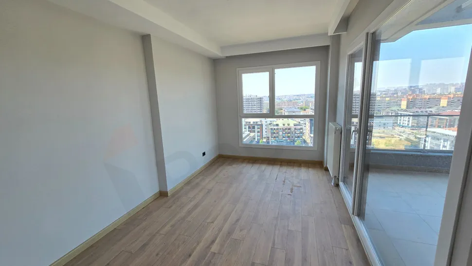 Modern ve geniş pencereli aydınlık bir yatak odası tasarımı