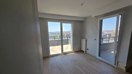 Beylikdüzü'nde yer alan modern ve geniş bir dubleks dairenin gün ışığı alan yatak odası görseli.