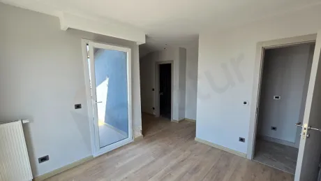Modern ve ferah bir yatak odası iç mekanı.