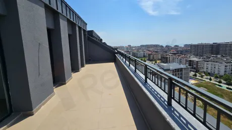 Şehir manzarasına sahip geniş ve ferah açık teras alanı.