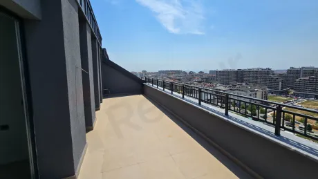 İstanbul Beylikdüzü'nde şehir manzarasına sahip modern ve geniş bir dubleks daire terası.