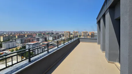 İstanbul Beylikdüzü'nde yer alan modern dubleks dairenin geniş ve ferah teras alanı.
