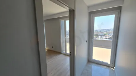 Geniş ve modern tasarıma sahip yatak odası iç mekan görseli.