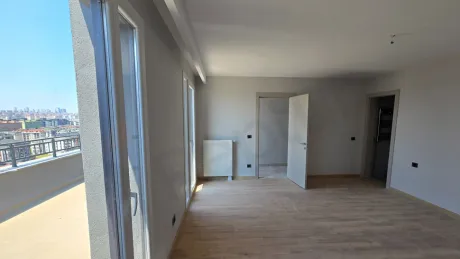 Modern mimari detaylara sahip, geniş ve aydınlık bir yatak odası görünümü.