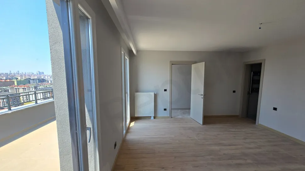 Modern mimari detaylara sahip, geniş ve aydınlık bir yatak odası görünümü.