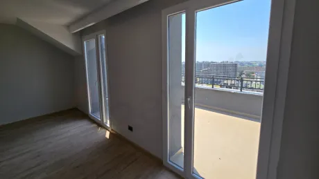 İstanbul Beylikdüzü'nde yer alan 4+1 dubleks dairenin geniş ve modern tasarımlı yatak odası.