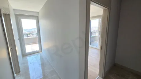 Geniş ve gün ışığı alan modern bir yatak odası görseli.