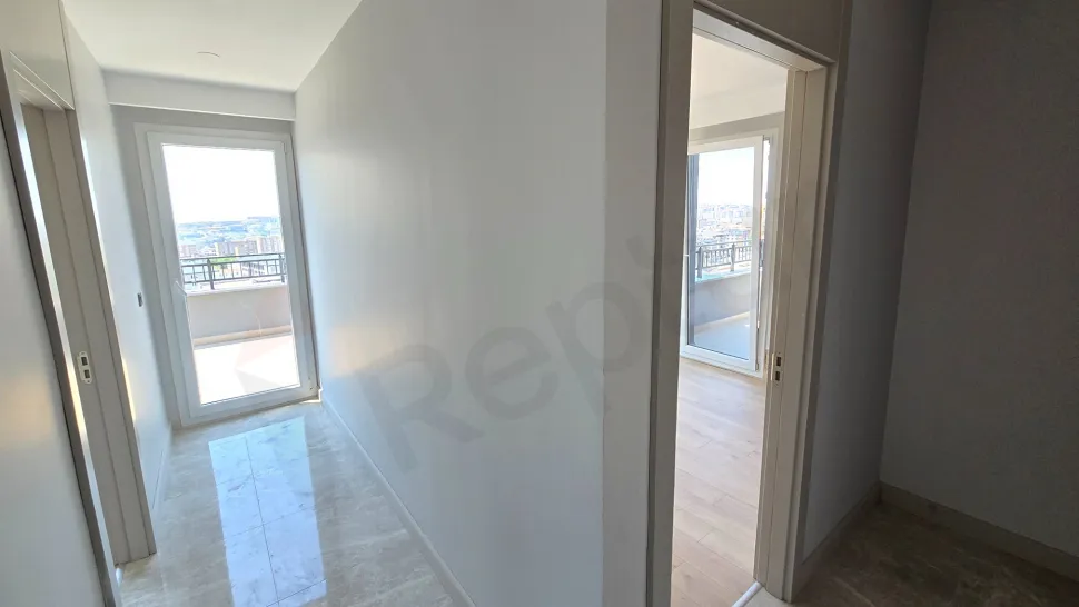 Geniş ve gün ışığı alan modern bir yatak odası görseli.