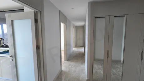 Modern ve ferah bir yatak odası iç mekanı.