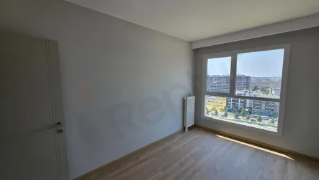 Geniş ve modern bir yatak odasının iç mekan görünümü.