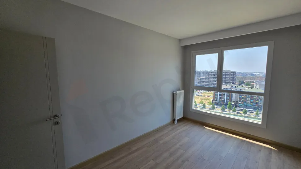 Geniş ve modern bir yatak odasının iç mekan görünümü.