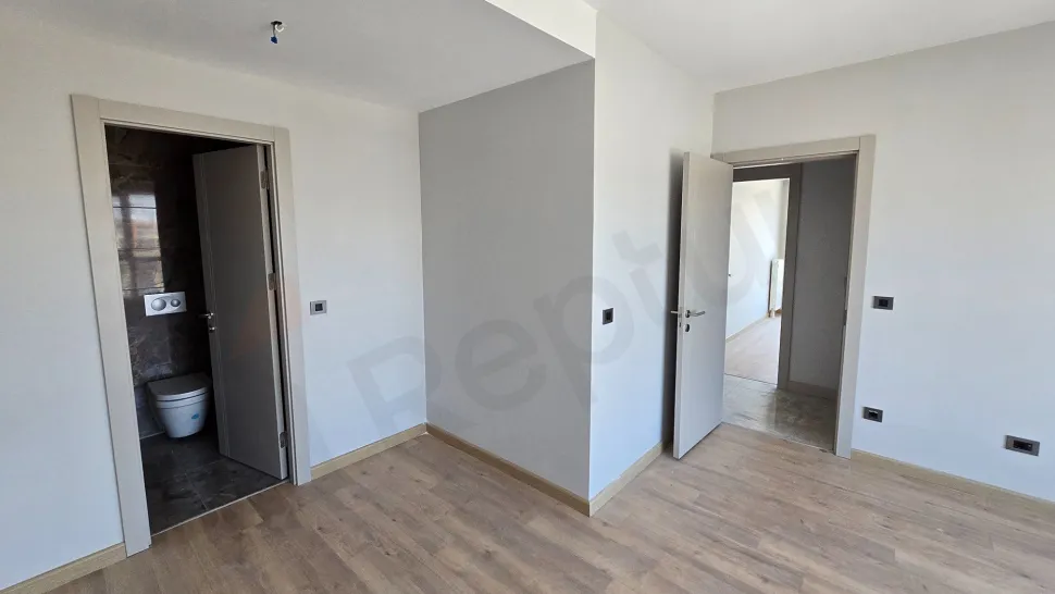 İstanbul Beylikdüzü'nde modern bir dubleks dairenin geniş ve aydınlık yatak odası alanı.