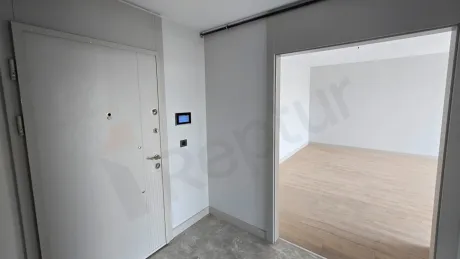 Modern bir dubleks dairenin geniş ve aydınlık giriş antresi ve çelik kapı bölümü.