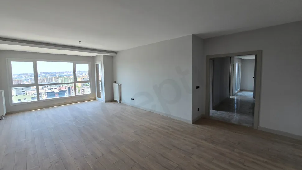 Beylikdüzü'nde modern bir dubleks dairenin geniş pencereli, aydınlık ve ferah oturma odası alanı.