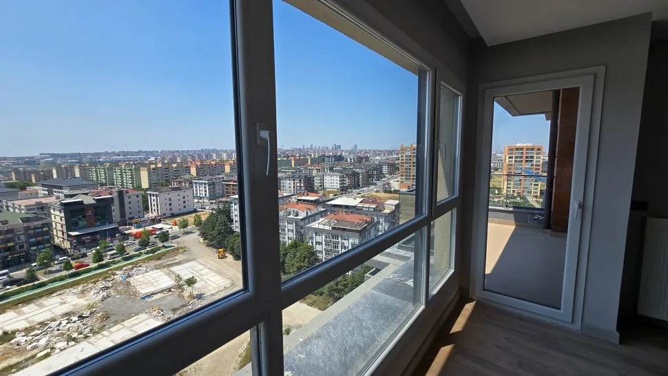 Beylikdüzü'nde lüks bir dubleks daireden görünen panoramik şehir manzarası.