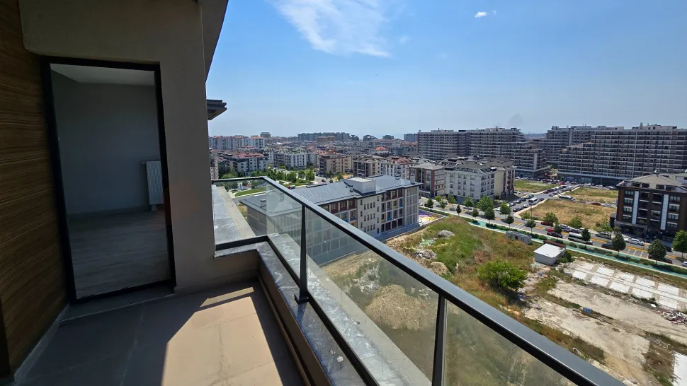 Şehir manzaralı geniş ve modern balkon alanı.