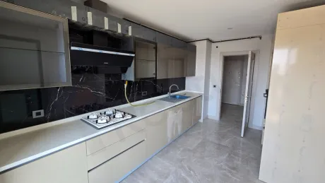 Geniş tezgahlı ve modern dolaplı şık bir mutfak tasarımı.