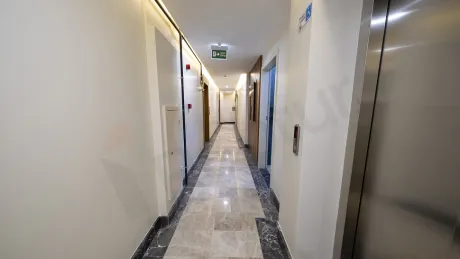 Beyoğlu'nda modern bir binada yer alan dairenin geniş ve aydınlık koridoru.