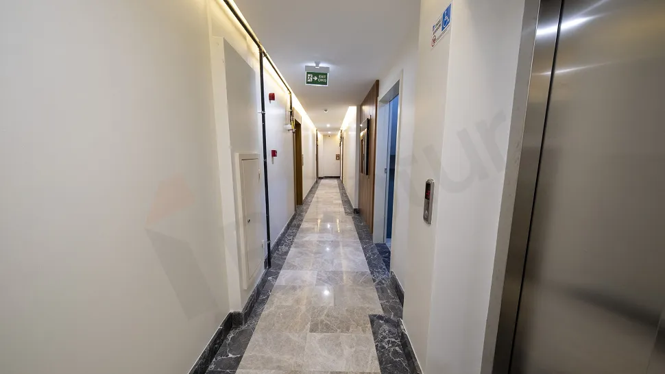 Beyoğlu'nda modern bir binada yer alan dairenin geniş ve aydınlık koridoru.