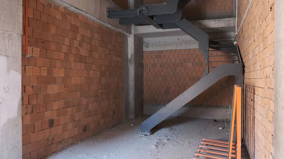 Beton zemin ve duvarlara sahip natamam dükkan iç mekan görünümü
